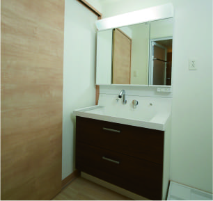 洗面室の三面鏡